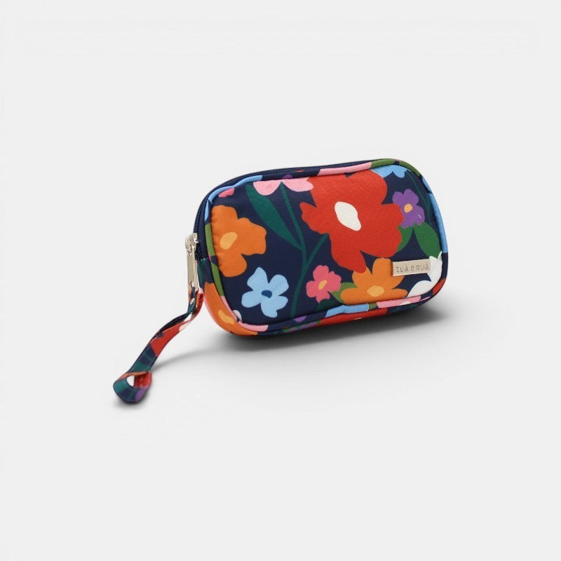 Billetera tuá e muá azul marino con estampado floral vibrante y correa de muñeca.