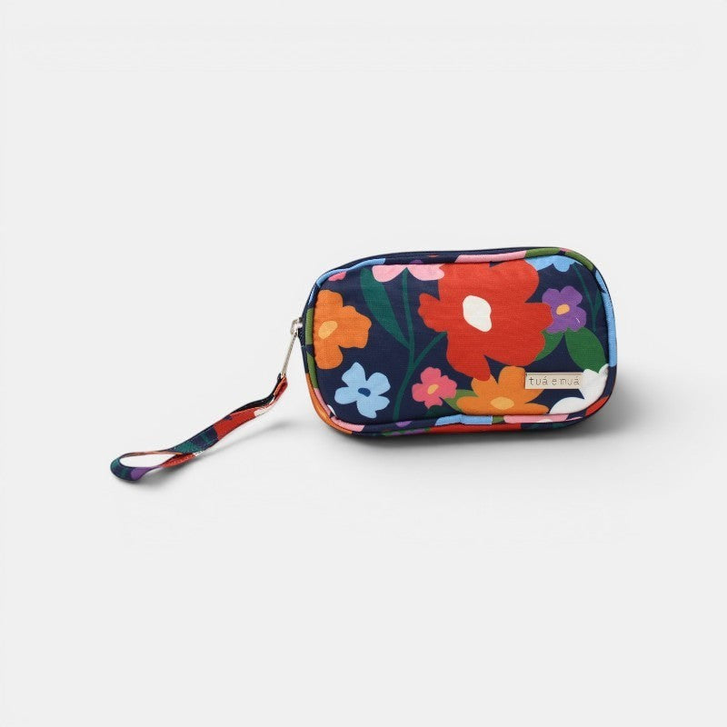 Billetera tuá e muá azul marino con estampado floral vibrante y correa de muñeca.