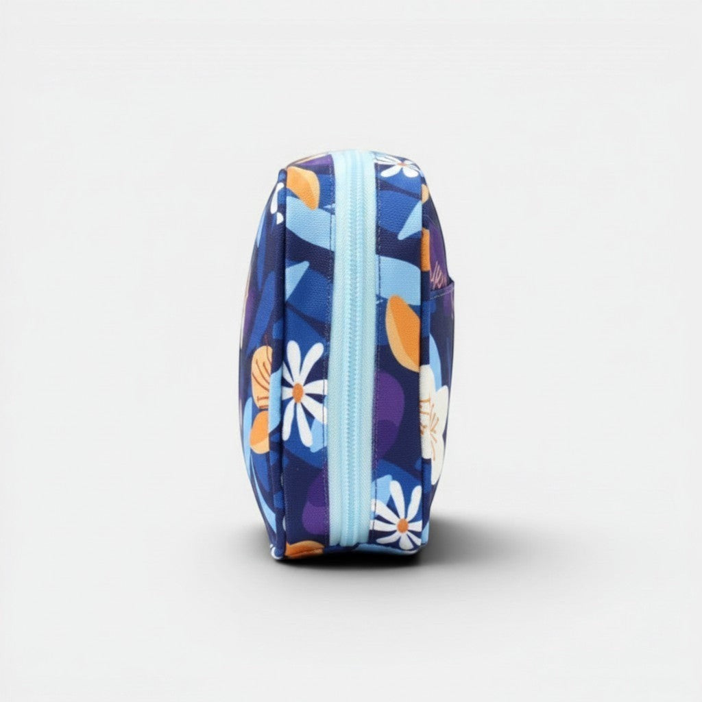 tuá e muá Cordelia organizer pouch with blue floral print and light blue zipper, ideal for travel and cables.