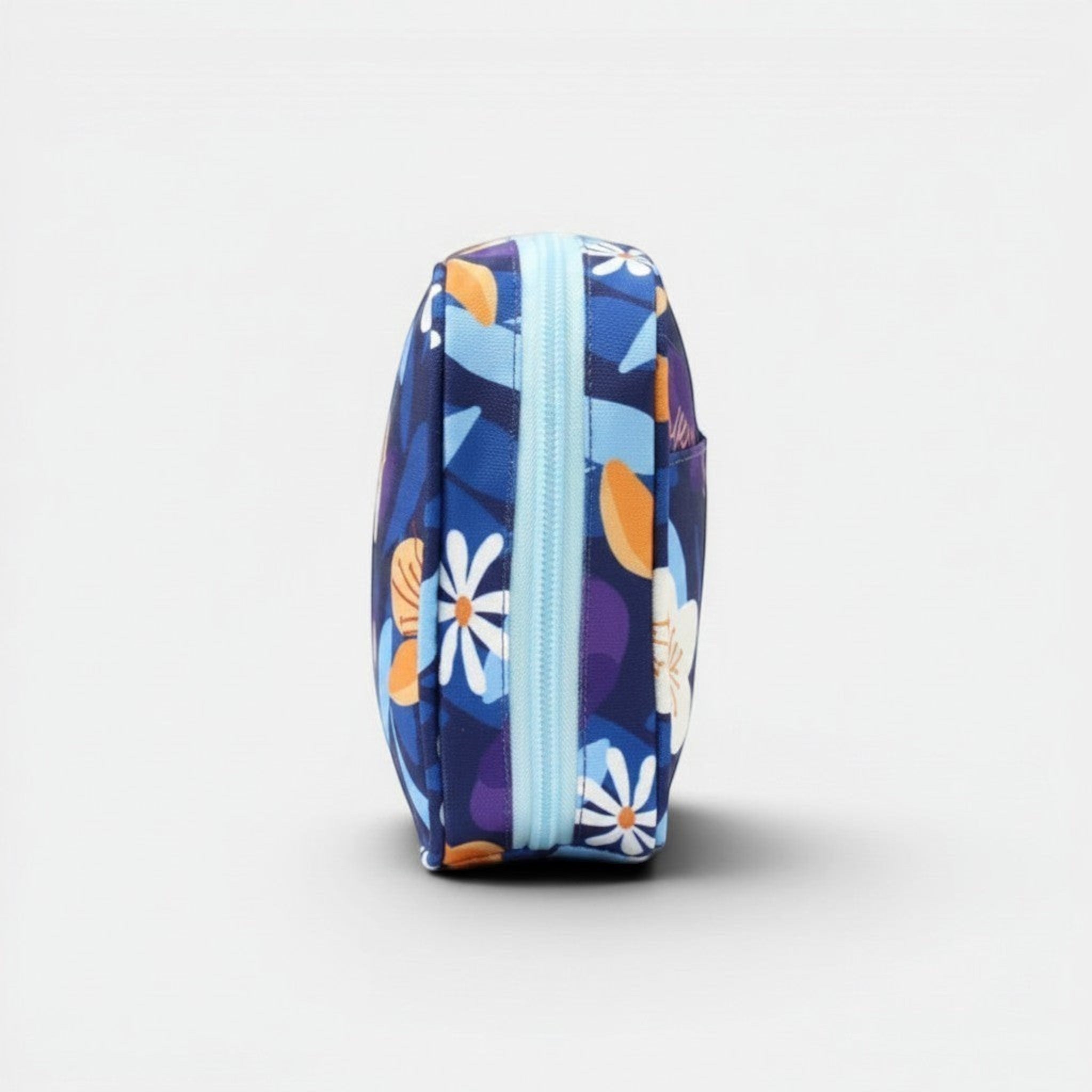 tuá e muá Cordelia organizer pouch with blue floral print and light blue zipper, ideal for travel and cables.