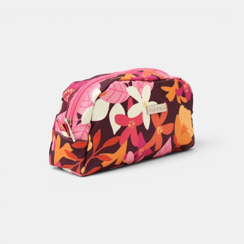 Cosmetiquera Elena de tuá e muá con estampado floral en tonos rosas, naranjas y blancos sobre fondo morado. Poliéster.