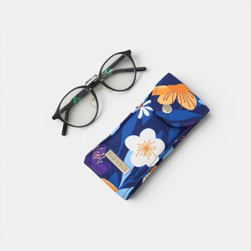 Funda de gafas floral azul de tuá e muá con cierre a presión, ideal para gafas de vista o de sol.