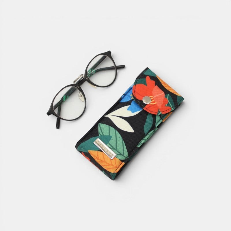 Funda de gafas Ophelia de tuá e muá con estampado floral vibrante sobre fondo negro, cierre a presión.