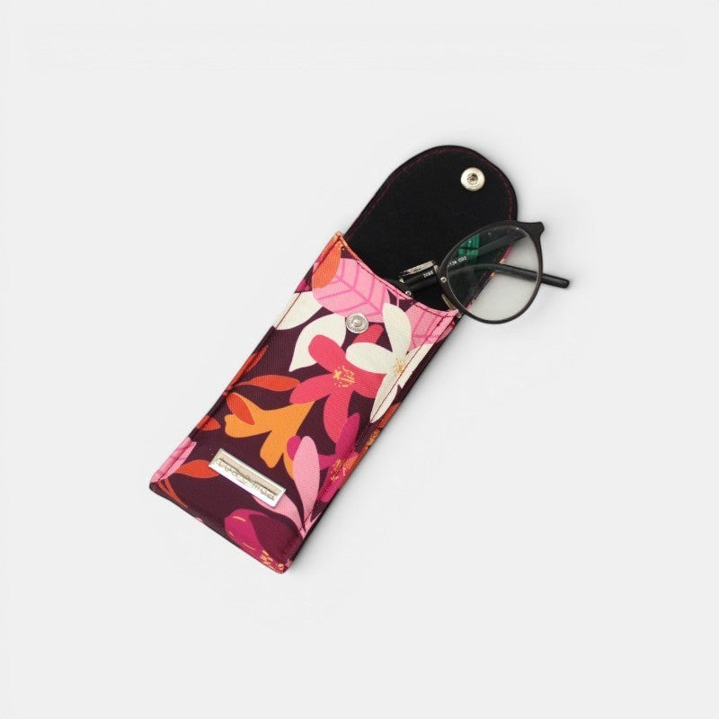 Funda de gafas estampada floral de tuá e muá en tonos rosas y naranjas sobre fondo burdeos. Cierre a presión.