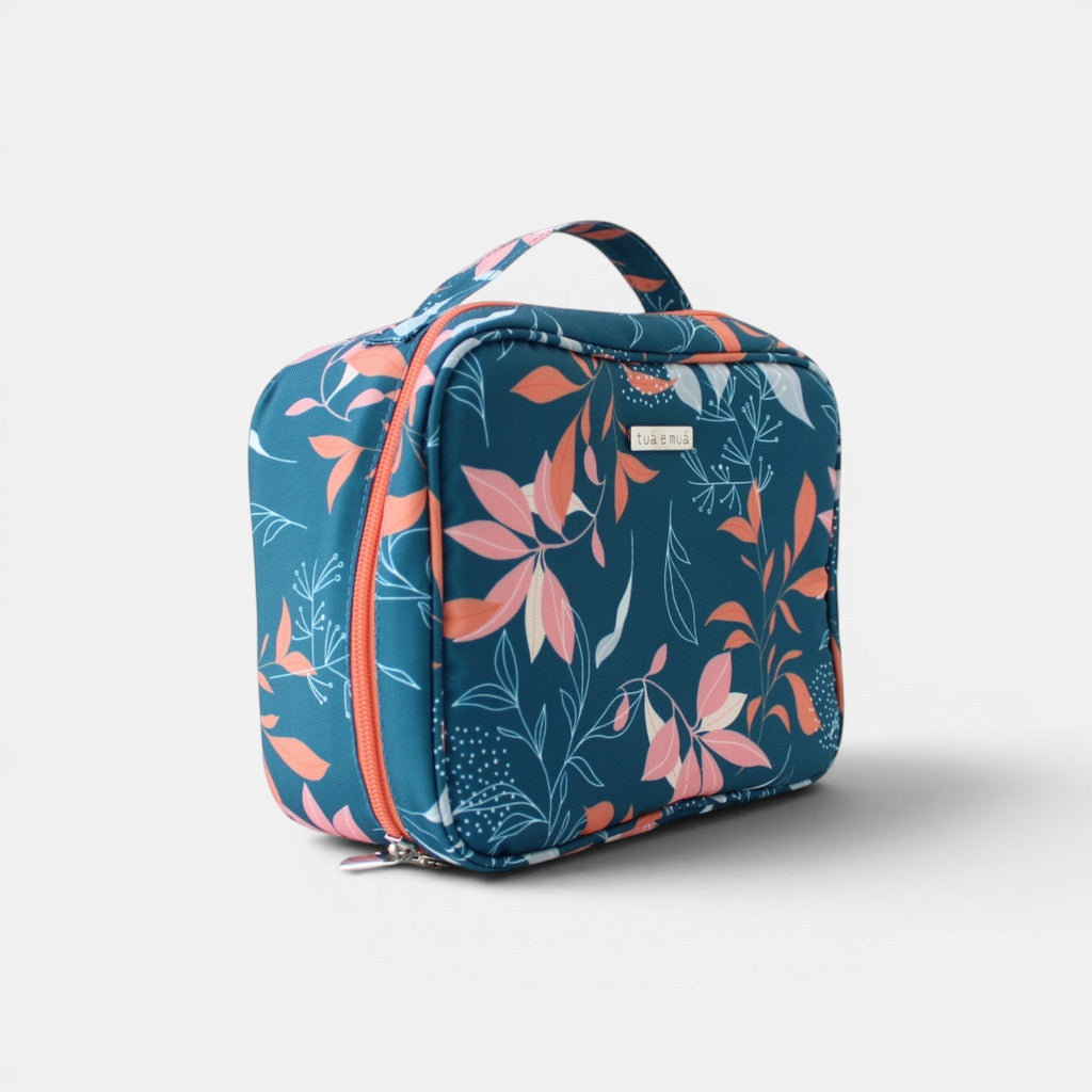 Neceser Evelyn de tuá e muá azul con estampado floral en tonos coral y rosa, dos bolsillos con cremallera y cartuchera interna de vinilo.