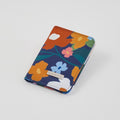 tuá e muá Porta Pasaporte Flora de lona impermeable con estampado floral multicolor y compartimentos interiores.