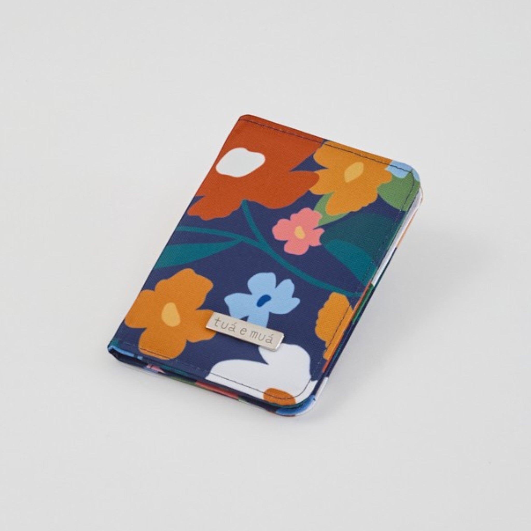 tuá e muá Porta Pasaporte Flora de lona impermeable con estampado floral multicolor y compartimentos interiores.