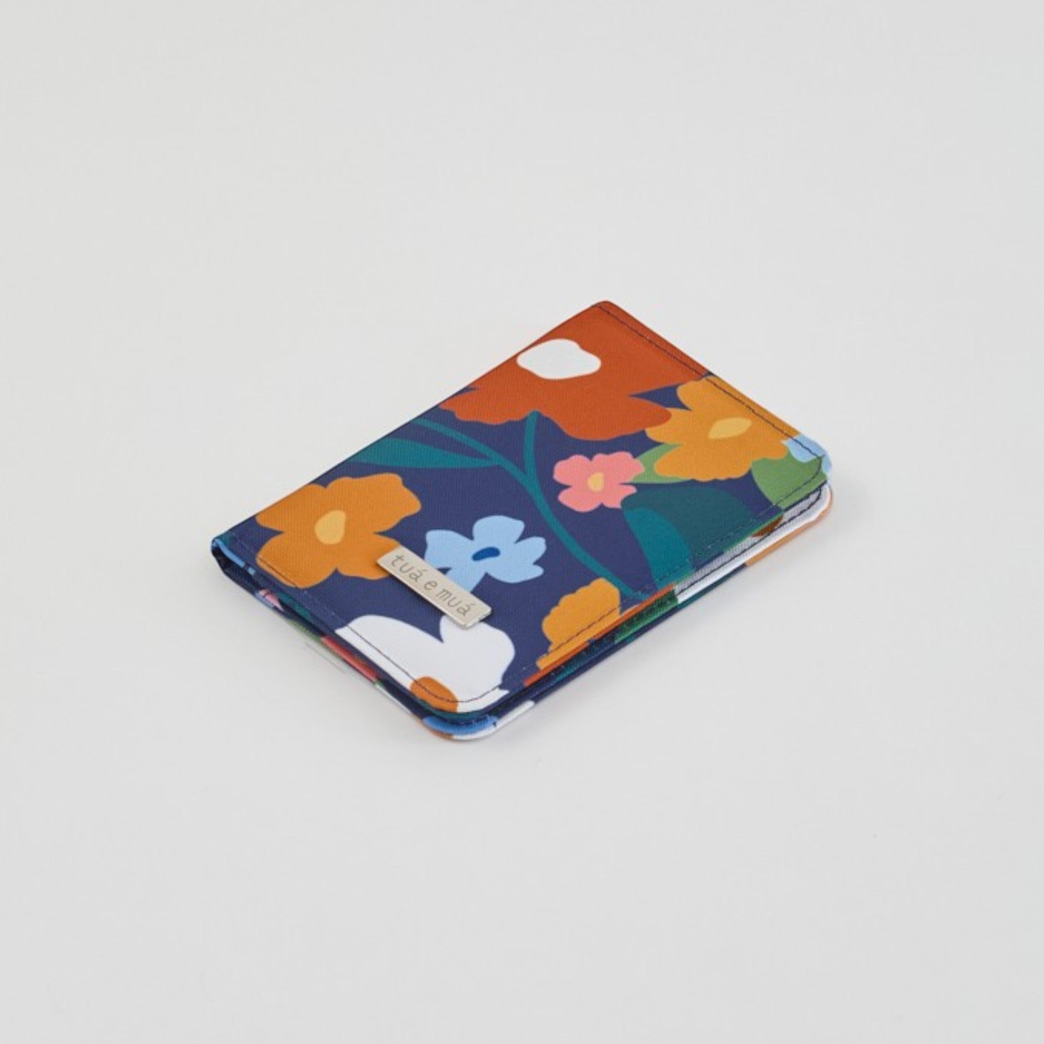 tuá e muá Porta Pasaporte Flora, tarjetero de lona impermeable con estampado floral azul, naranja y blanco.