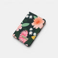 Porta pasaporte Leonora de tuá e muá con estampado floral en lona impermeable, compartimento principal y espacio para tarjetas.
