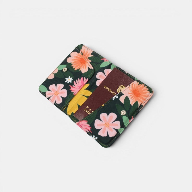 Porta pasaporte Leonora de tuá e muá con estampado floral en lona impermeable, compartimentos para pasaporte y tarjetas.