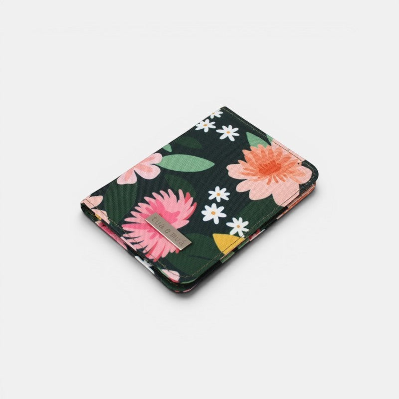 Porta pasaporte Leonora de tuá e muá con estampado floral verde oscuro, rosa y naranja. Lona impermeable.