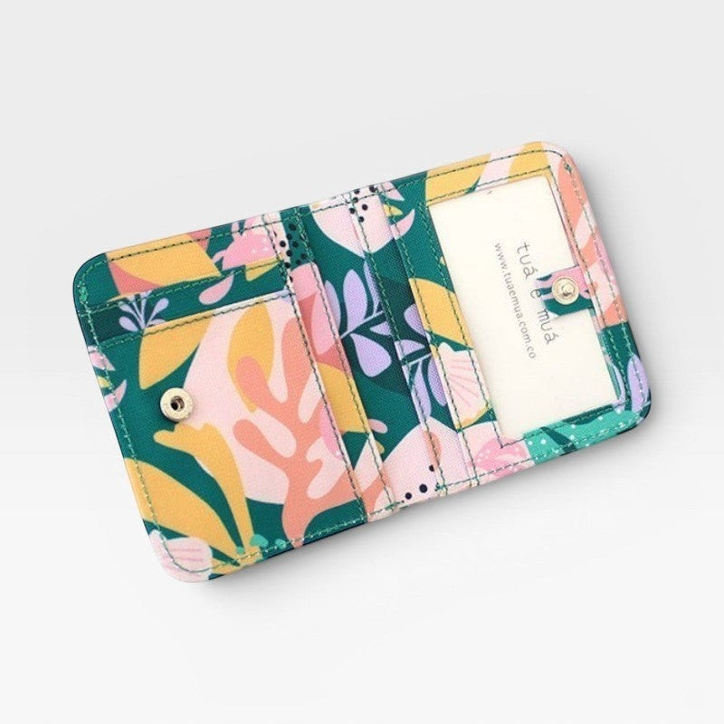 tuá e muá Kyla mini wallet with a colorful tropical leaf and coral print, featuring card slots and a coin pocket.
